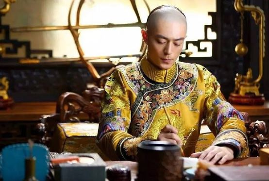 Vì sao Càn Long ăn chơi hào phóng nhưng mỗi năm chỉ cho hoàng cung hàng ngàn người dùng 391 kg rượu?