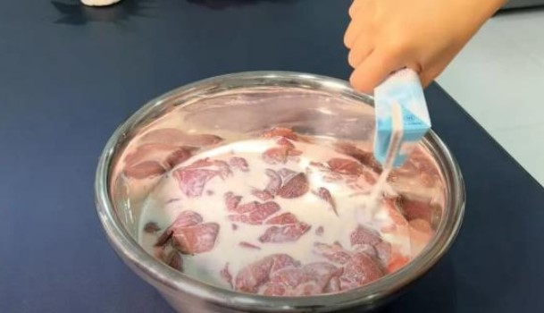 Gan lợn chỉ rửa với nước lã là chưa đủ, cho thêm vài giọt này gan lợn sẽ hết độc tố và mùi tanh, cứ yên tâm mà ăn