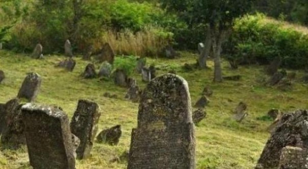 Người xưa có câu: 'Mộ không đầu thì con cháu nghèo, cáo canh mộ thì ba đời giàu có', nó có ý là gì?