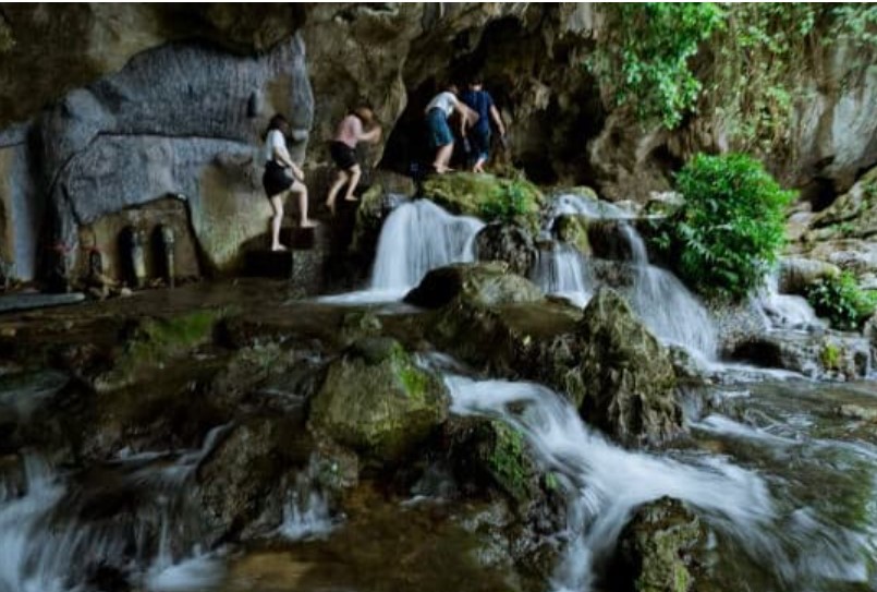 Cận cảnh hang động là 'kỳ quan dưới gầm núi' vừa mới được phát hiện, chỉ cách Hà Nội hơn 100km