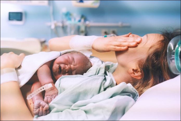 Từng tuyên bố không nhìn mặt mẹ kế, lúc lên bàn sinh nghe tiếng khóc ngoài cửa của bà tôi ân hận vô cùng