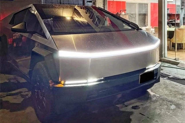 Bán tải điện Tesla Cybertruck đầu tiên về Việt Nam ảnh 1