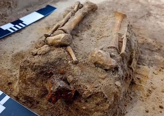 Cô gái ‘ma cà rồng’ bí ẩn bị chôn với lưỡi liềm trên cổ, ngón chân có ổ khóa