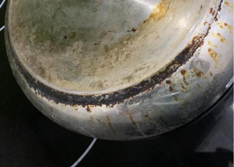 Đáy chảo, nồi dùng lâu có vết ố, một loại bột sở hữu 'siêu năng lực' tẩy rửa, mọi thứ đều sạch bong kin kít