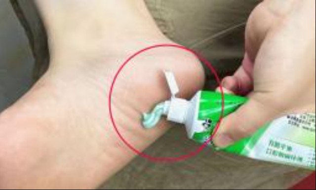 Không ngờ, ngoài dùng đánh răng, kem đánh răng còn có 8 'công dụng thần kỳ' tại nhà để giải quyết mọi rắc rối nhỏ nhặt trong cuộc sống