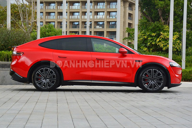 Xe hơi công suất 489 mã lực, nhiều trang bị tối tân, giá gần 880 triệu đồng, khách hàng thi nhau ‘chốt đơn’