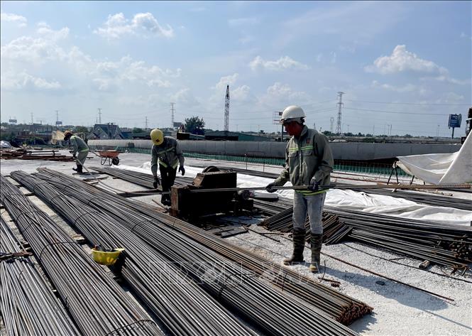 Phát triển kinh tế gắn với bảo đảm an toàn tính mạng, sức khỏe của người lao động