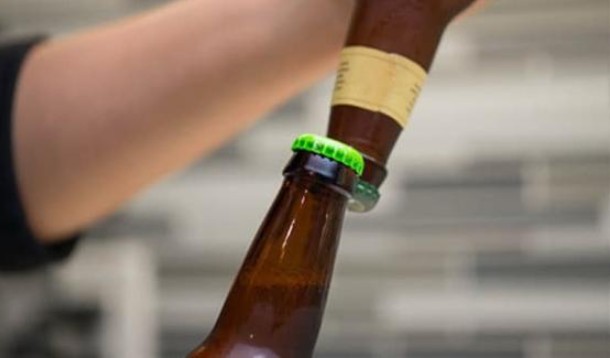 Muốn mở nắp chai bia mà không có dụng cụ khui, áp dụng ngay mẹo nhỏ này, đơn giản hơn rất nhiều