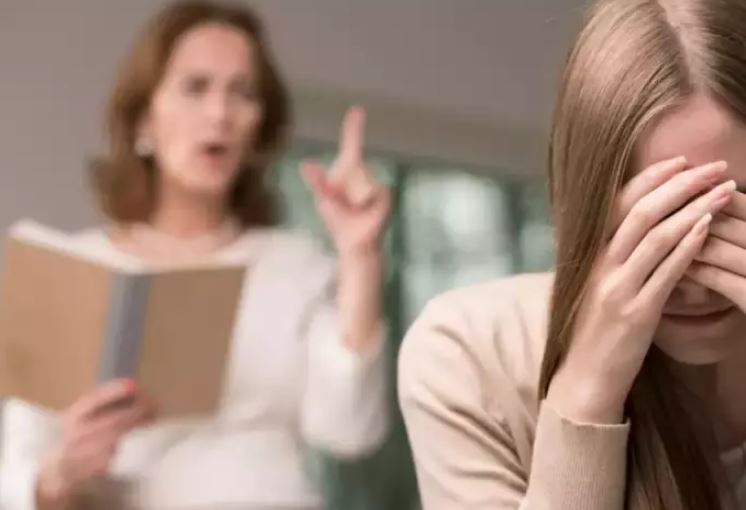 Ph&#xE1;t hi&#x1EC7;n kinh ho&#xE0;ng khi ch&#x1ED3;ng v&#x1ED9;i &#x111;&#x1ED5; ly sinh t&#x1ED1; m&#x1EB9; ch&#x1ED3;ng l&#xE0;m: Ch&#x1EA5;t an th&#x1EA7;n &#x1EA9;n gi&#x1EA5;u v&#xE0; b&#xED; m&#x1EAD;t &#x111;&#x1EB1;ng sau