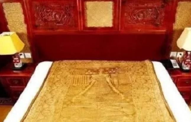 Chiếc chăn liệm của hoàng đế Càn Long ẩn chứa bí mật gì mà có giá trị lên đến gần 450 tỷ?
