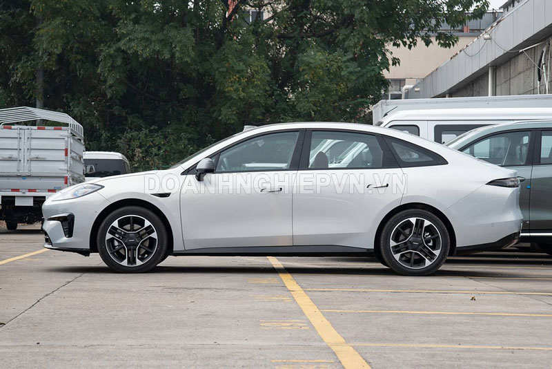 Xe sedan dài gần 4,9 mét, công suất 224 mã lực, nhiều công nghệ tiên tiến, giá ngang Hyundai Grand i10