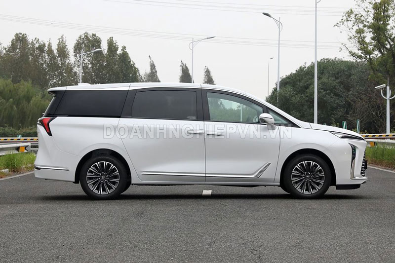 MPV hybrid nhiều trang bị tối tân hơn Toyota Alphard, giá từ 888 triệu đồng