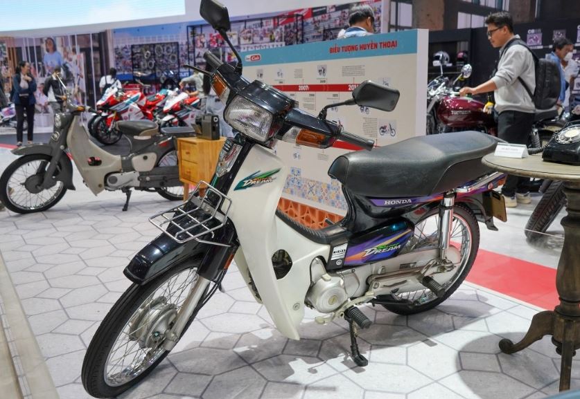 Cận cảnh Honda Super Dream nguyên bản gần 30 năm tuổi tại VMS 2024