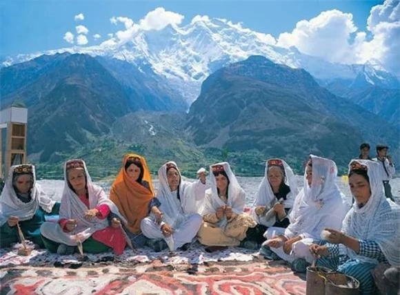 bộ tộc Hunza, phụ nữ Hunza sinh con dù ngoài 60 tuổi, người Hunza sống thọ đến 160 tuổi , người Burusho