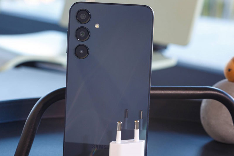 Smartphone 5G Samsung với khả năng chống nước, RAM 8 GB, giá hơn 6 triệu đồng tại Việt Nam