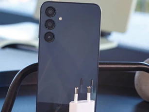 Smartphone 5G Samsung với khả năng chống nước, RAM 8 GB, giá hơn 6 triệu đồng tại Việt Nam