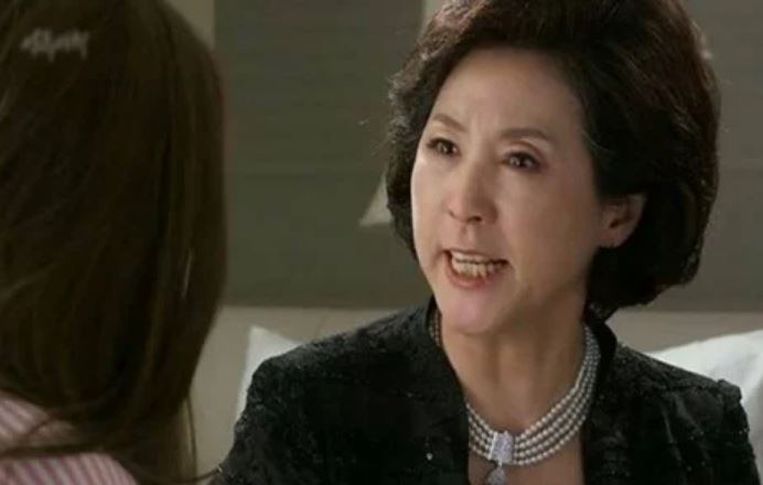 Bắt quả tang con dâu bí mật chuyển 2 tỷ cho bố mẹ đẻ, mẹ chồng nổi giận đòi “trả về nơi sản xuất” nhưng cái kết lại đầy bất ngờ