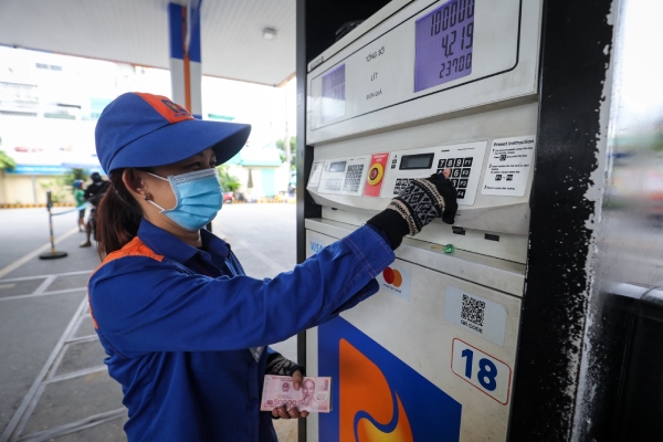 Giá xăng giảm gần 400 đồng/lít