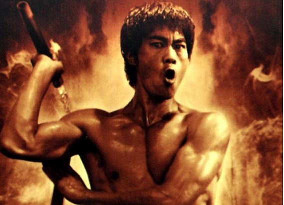 Dù có võ công cao cường nhưng Lý Tiểu Long vẫn luôn thủ sẵn loại vũ khí có thể giết người từ khoảng cách xa