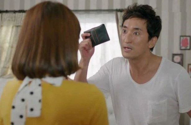 V&#x1EEB;a k&#x1EBF;t h&#xF4;n xong, v&#x1EE3; &#x111;&#xE3; &quot;l&#x1ED9; b&#x1ED9; m&#x1EB7;t th&#x1EAD;t&quot; ch&#x1ED3;ng b&#xE0;ng ho&#xE0;ng t&#x1ED1; nh&#xE0; ngo&#x1EA1;i l&#x1EEB;a &#x111;&#x1EA3;o