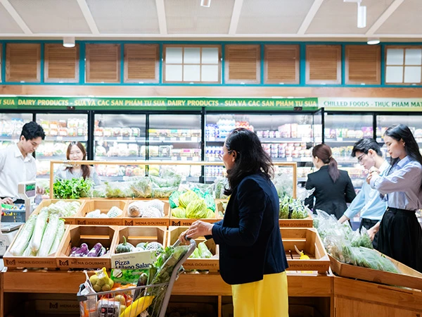 Du khách và người dân TP Hồ Chí Minh mua hàng nông sản Tây Giang (Quảng Nam) tại Mena Gourmet Market. 