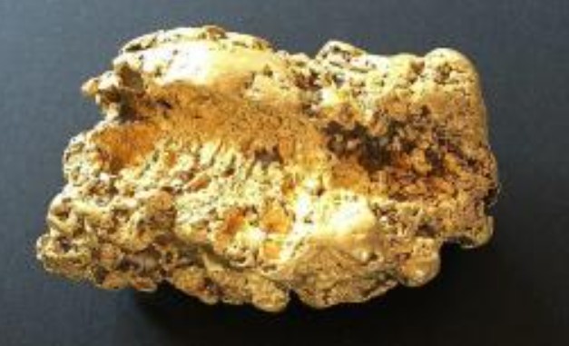 Người đàn ông lái máy xúc đào trúng vật tưởng cục đá, hóa ra nó chính là thỏi vàng nguyên khối lớn nhất thế giới, trị giá gần 10 tỷ