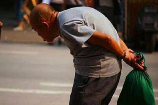 Người xưa dạy: 'Lưng rùa, eo rắn chớ kết bạn, liếc mắt nhìn người chẳng cần dao'