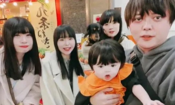 Người đàn ông sống cùng 4 vợ và 2 bạn gái, tuyên bố muốn trở thành 'vị thần hôn nhân'