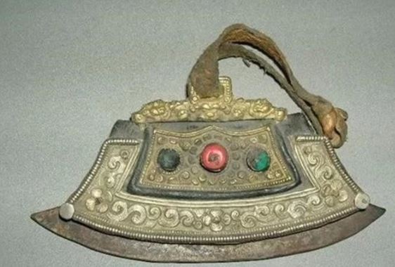 Bà lão dọn dẹp nhà cửa tìm thấy cổ vật ngàn năm, bàng hoàng phát hiện gốc tích tổ tiên không hề tầm thường