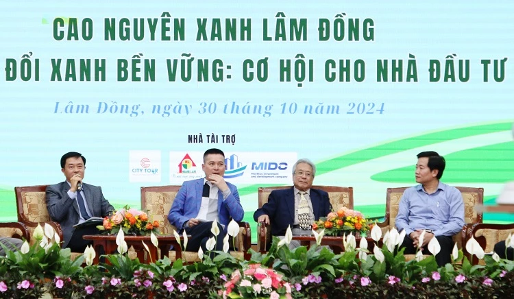 Các đại biểu trao đổi về du lịch xanh và năng lượng tái tạo hướng tới NET-ZERO 2050, tận dụng phát huy ưu thế của Lâm Đồng