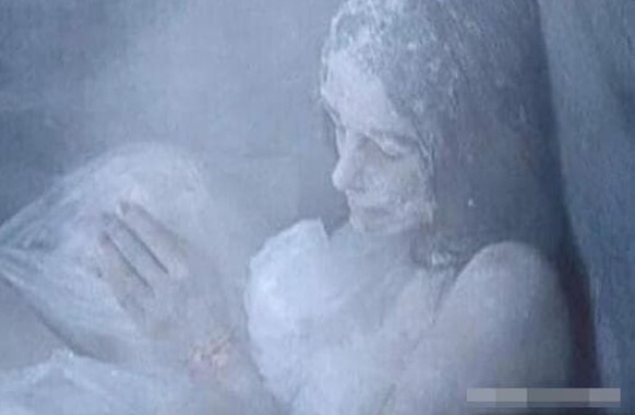 Tại sao những người chết cóng cởi bỏ quần áo mà vẫn nở nụ cười?