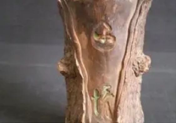 Bà cụ nhặt được khúc gỗ sần sùi, xấu xí đem về vứt xó nhà, không ngờ 'vớ' được cổ vật có giá trị lớn