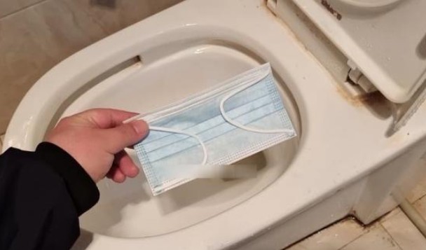 Mẹo giúp nhà vệ sinh không bị bẩn, hôi thối rất đơn giản với khẩu trang dùng 1 lần