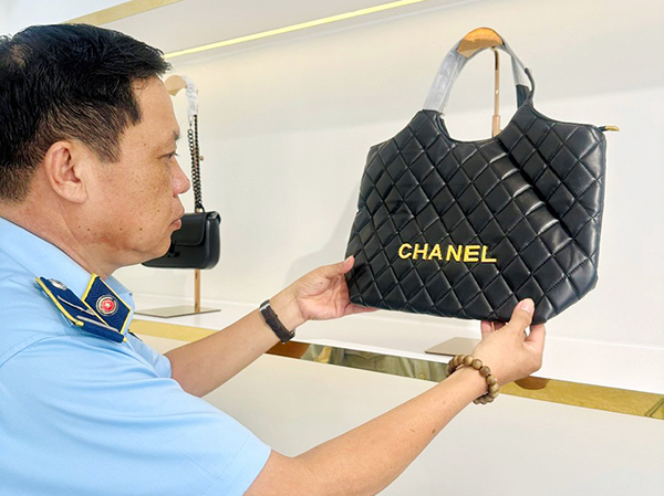 Đà Nẵng: Liên tiếp xử phạt bán hàng giả nhãn hiệu nổi tiếng tại quận du lịch trọng điểm 