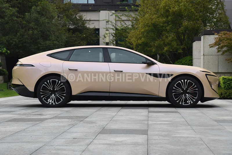 Xe hơi dài hơn 5 mét, công suất 310 mã lực, tiêu thụ xăng ngang xe máy, giá gần 900 triệu đồng