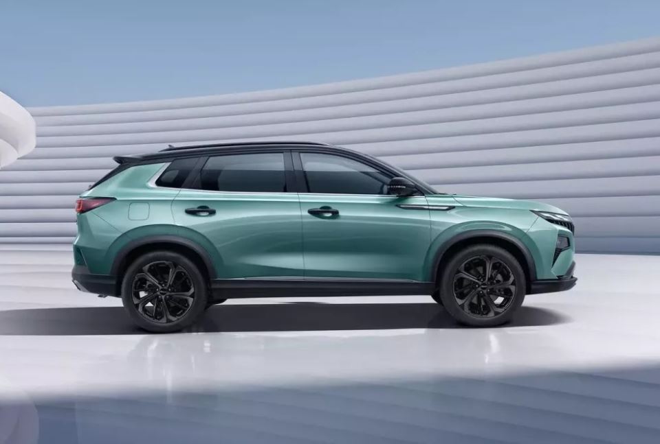 Mục sở thị SUV Dongfeng Huge sắp bán tại Việt Nam: Cạnh tranh Santa Fe, 'ăn xăng' 5,8 lít/100 km