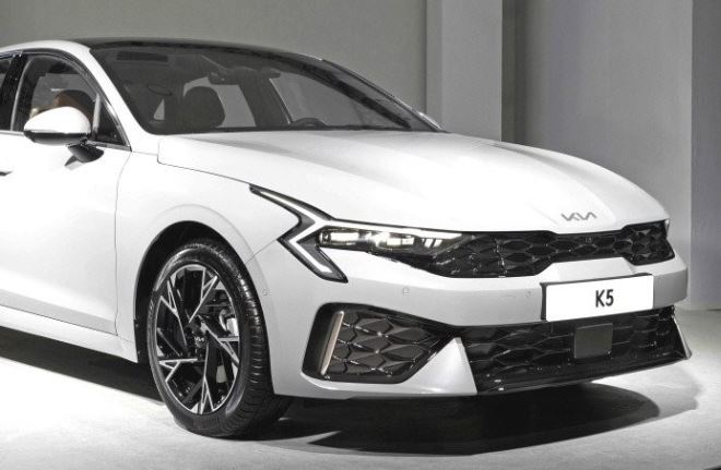 Kia K5 ra mắt thế hệ mới: Bổ sung phiên bản hybrid, giá quy đổi chỉ từ 509 triệu đồng