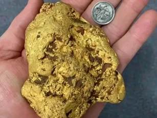 Đang đi lang thang, người đàn ông bất ngờ nhặt được cục vàng 1,4 kg