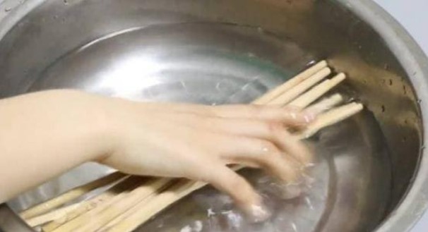 Tôi mới phát hiện ra ngâm đũa trong loại nước này cả đời không sợ bị mốc, đáng tiếc là hầu như không ai hiểu được điều này