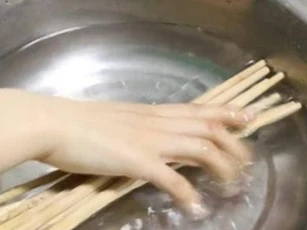Tôi mới phát hiện ra ngâm đũa trong loại nước này cả đời không sợ bị mốc, đáng tiếc là hầu như không ai hiểu được điều này
