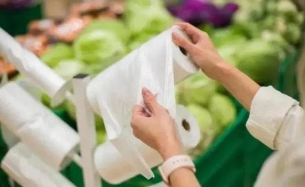 Tại sao túi nhựa màu trắng trong siêu thị lại miễn phí?