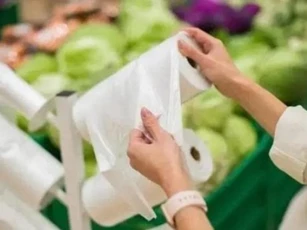 Tại sao túi nhựa màu trắng trong siêu thị lại miễn phí?