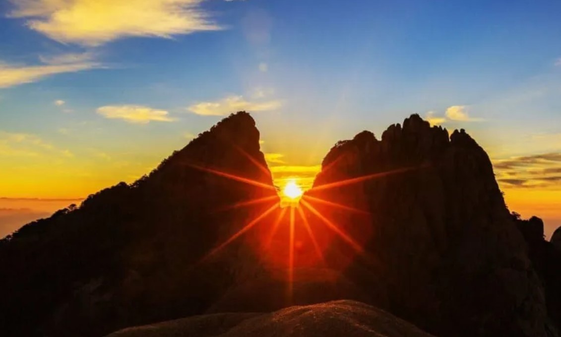 Bạn có thể ngắm bình minh 3 lần/ngày tại ngôi làng kỳ lạ nhất thế giới này