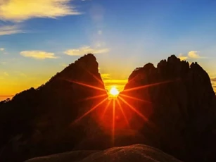 Bạn có thể ngắm bình minh 3 lần/ngày tại ngôi làng kỳ lạ nhất thế giới này