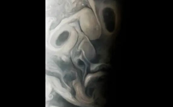 Vén màn bí ẩn đằng sau gương mặt ma quái NASA chụp được trên sao Mộc