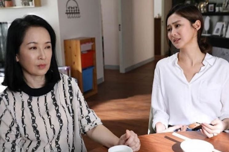 Sốc tột độ khi về nhà thấy mẹ chồng vứt đồ đạc ra sân: Câu mắng lỡ lời khiến tôi gần như tan nát gia đình!