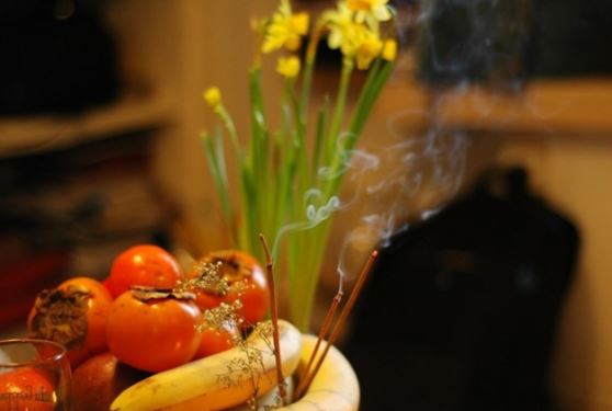 Lý do người Việt Nam kiêng thắp hương số chẵn lên bàn thờ, ý nghĩa đặc biệt của số lượng nén hương