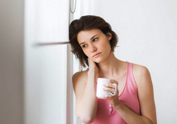 Ảnh cưới "nằm chỏng chơ" ngoài cổng, mẹ chồng tuyên bố sốc khiến đôi vợ chồng trẻ chết lặng sau tuần trăng mật