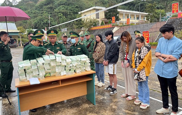 Phát hiện 70kg ma túy ở ghế ngồi, bình xăng xe biển kiểm soát Lào 