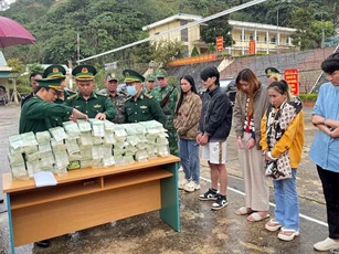 Phát hiện 70kg ma túy ở ghế ngồi, bình xăng xe biển kiểm soát Lào